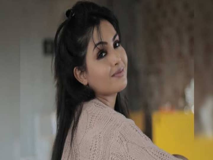 VIDEO: 'Angoori Bhabhi' flaunts her hair in the sun Shubhangi Atre


