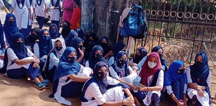 Hijab Muslim female students barred from entering college: Congress leaders also raised voice
