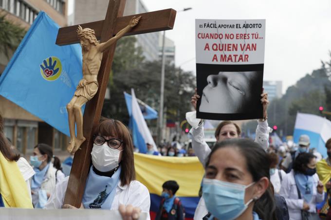 Thousands of people reject decriminalization of abortion in the street in Colombia

