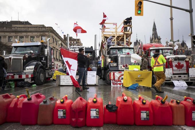 US asks Canada to end blockade on border bridge