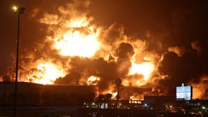 Houthi missile attack Jeddah oil installation caught fire