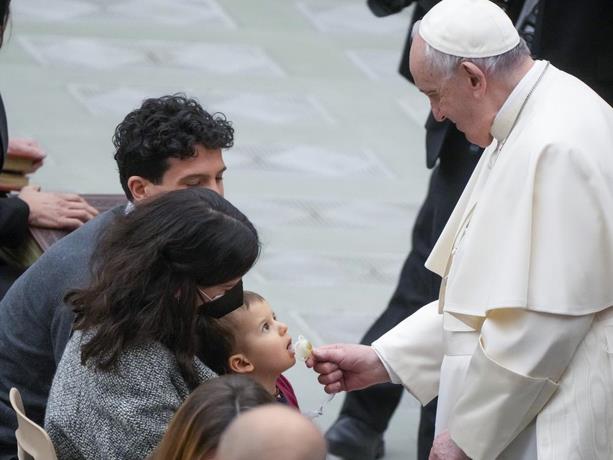 Papa otorga 3 días de licencia por paternidad a empleados