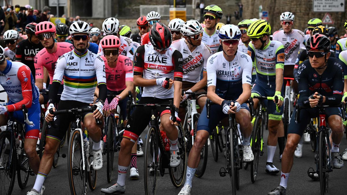 Julian Alaphilippe, Tadej Pogacar, Chris Froome y Geraint Thomas posan antes de la salida de la primera etapa del Tour de Francia 2021.
