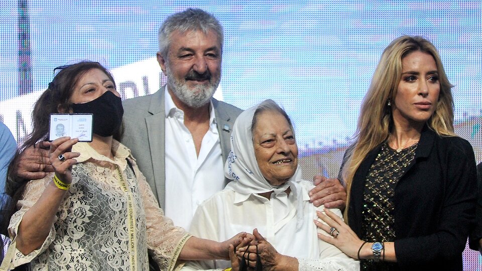 Victoriano Arenas appoints a Mother of Plaza de Mayo as an honorary member
