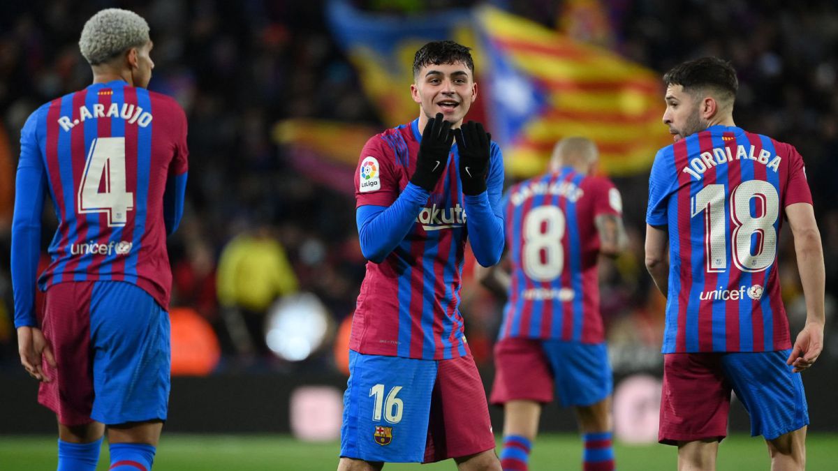 "Phù thủy" trẻ tuổi của Barcelona: Pedri Potter mang phép thuật của Messi trở lại Camp Nou (Phần 1)
