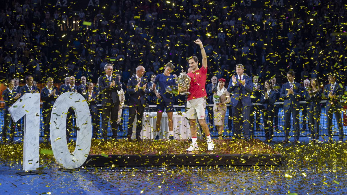 El tenista suizo Roger Federer celebra su victoria en el Torneo de Basilea 2019, su décimo título en el torneo.