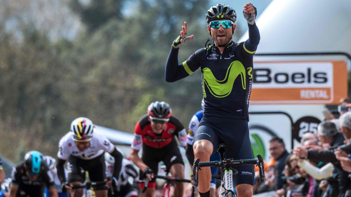 El ciclista español Alejandro Valverde celebra su victoria en la Flecha Valona de 2017 en el Muro de Huy.