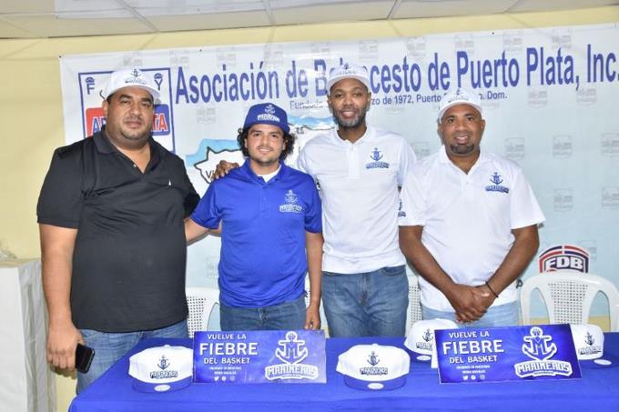Marineros de Puerto Plata presentan a Carlos Morban como su entrenador