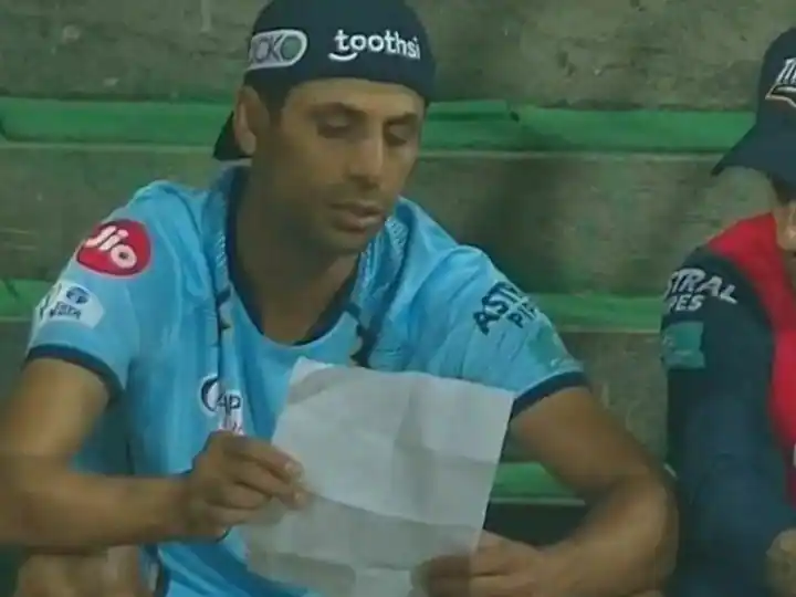 This Ashish Nehra Photo Is Going Viral, Fans Said: 'Laptop Shaft Blade' Failed Against His 'Paper'