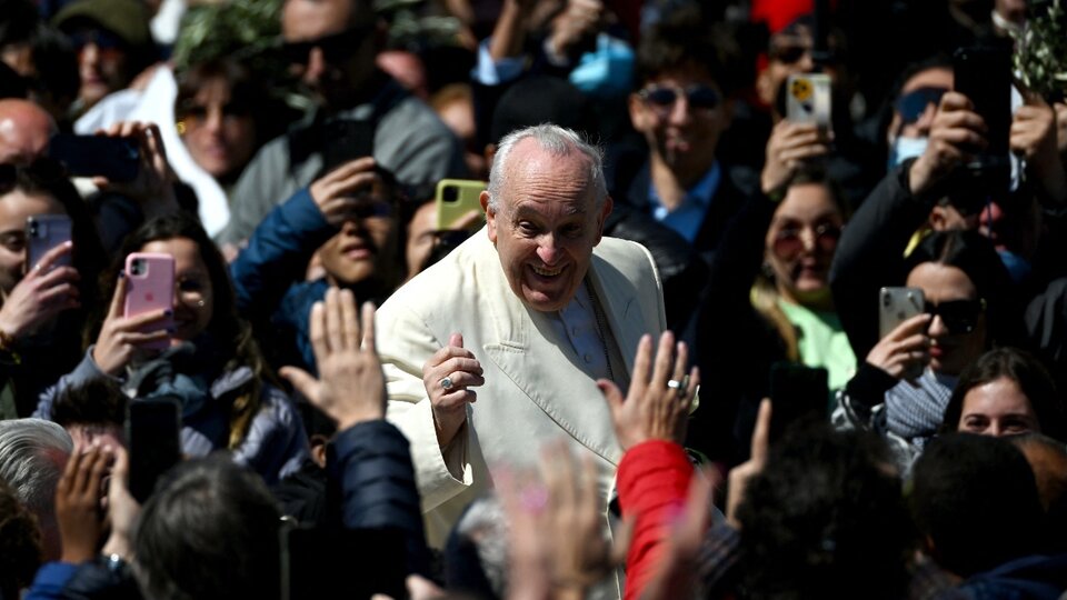 Who accuses and who defends Pope Francis  
