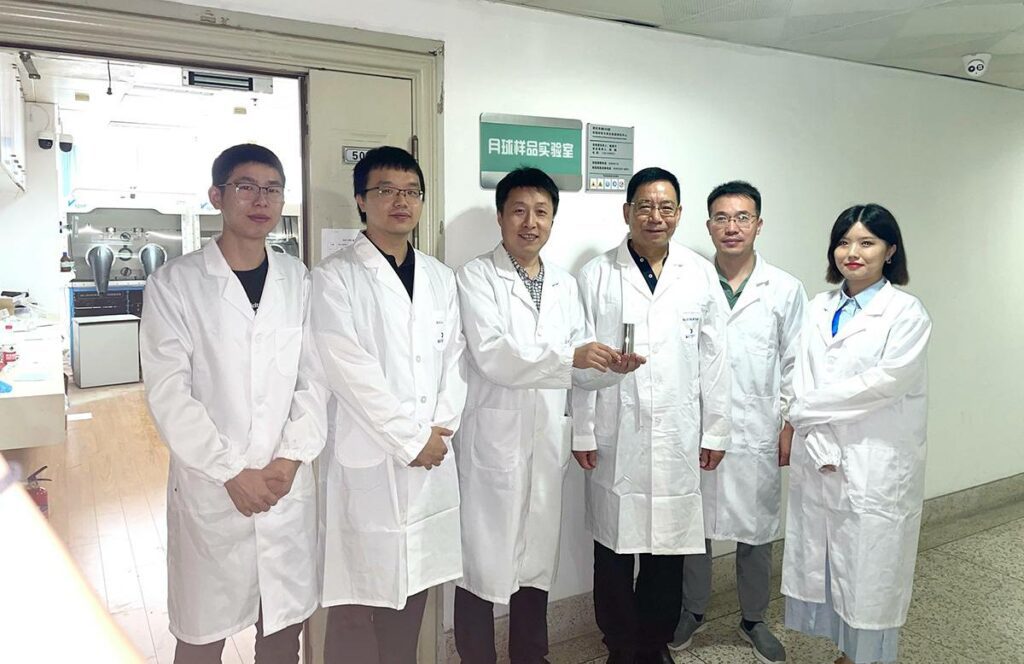 Nanjing University research team with lunar soil sample./ Yingfang Yao