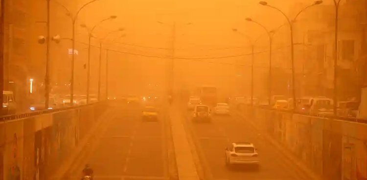 Dust storm in Iraq, the sky turned orange
