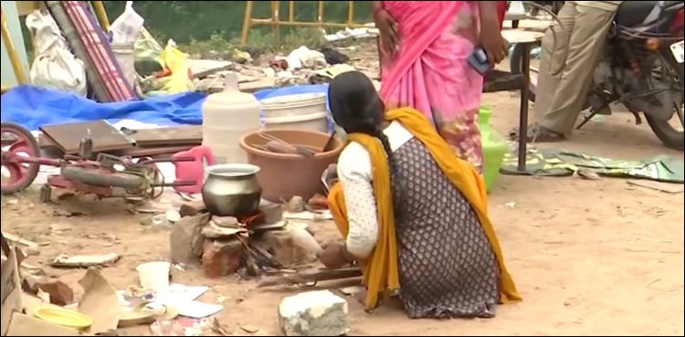 India: Pictures of a woman cooking on the street ignited a fire of grief and anger
