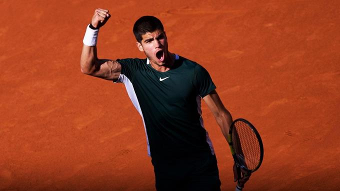 Alcaraz defeats Djokovic and gets into the final in Madrid

