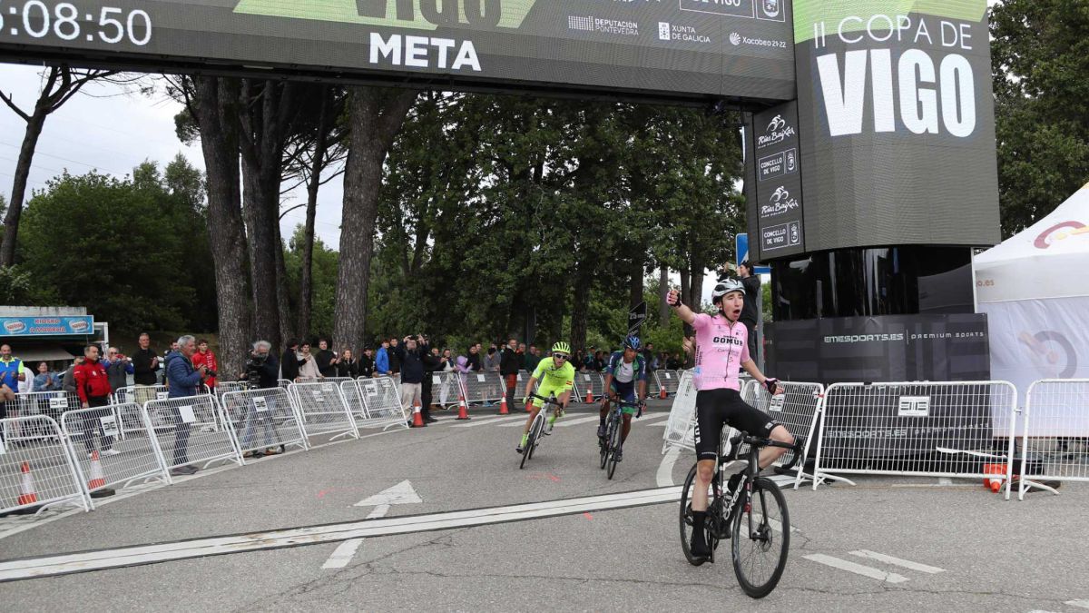El ciclista del Gomur Alejandro Franco celebra su victoria en la prueba de la Copa de España de Ciclismo Élite-Sub23 de Vigo.