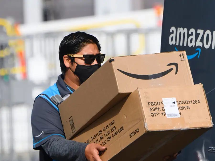 Amazon installs cameras in its vans to monitor and evaluate delivery people

