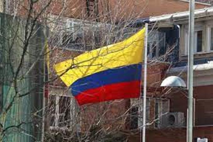 Al menos 6 muertos y 180 vehículos atacados deja "paro armado" en Colombia