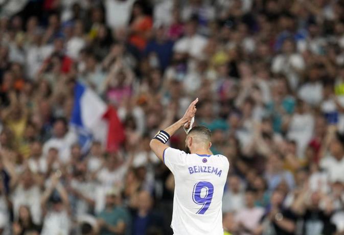 Benzema es ya el segundo goleador del Real Madrid, que golea 6-0