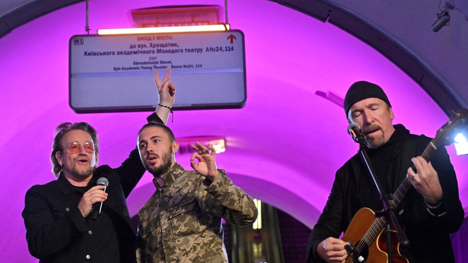 Bono and The Edge gave a charity concert at a kyiv subway station
