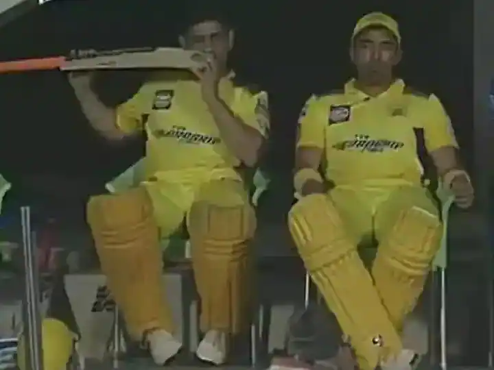 CSK vs DC: Dhoni was seen chewing on the bat while sitting in the locker room, Amit Mishra enjoyed it like this

