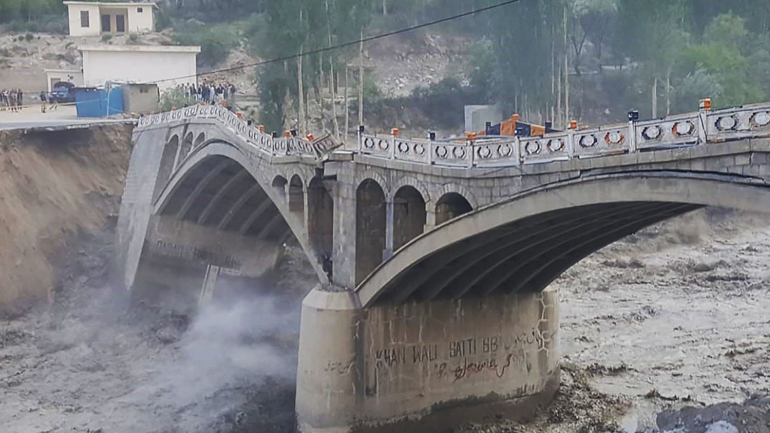 Climate crisis: flooding caused by heat wave destroys bridge in Pakistan

