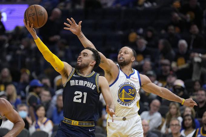 Curry anota 32 y pone a Warriors a uno de la final del Oeste