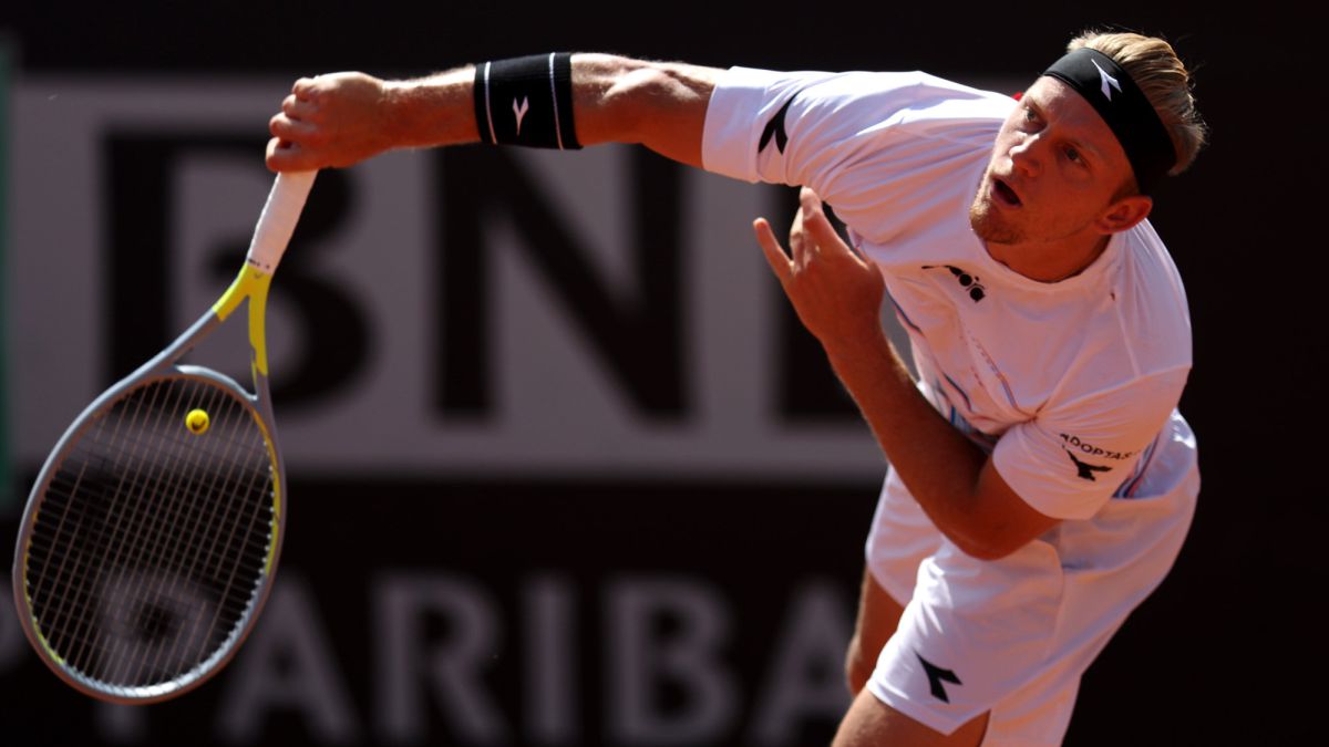 El tenista español Alejandro Davidovich saca durante su partido ante el bielorruso Ilya Ivashka en la primera ronda del Internazionali BNL D'Italia, el Masters 1.000 de Roma.