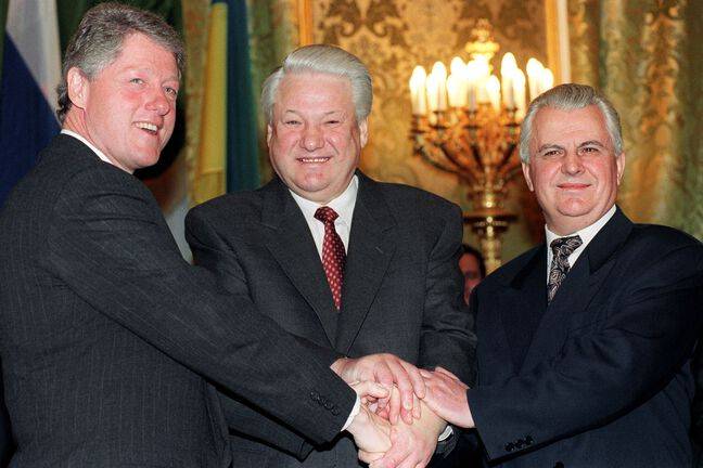 US, Russian and Ukrainian Presidents Bill Clinton, Boris Yeltsin and Leonid Kravchuk sign a nuclear non-proliferation agreement on January 19, 1994 in Moscow.