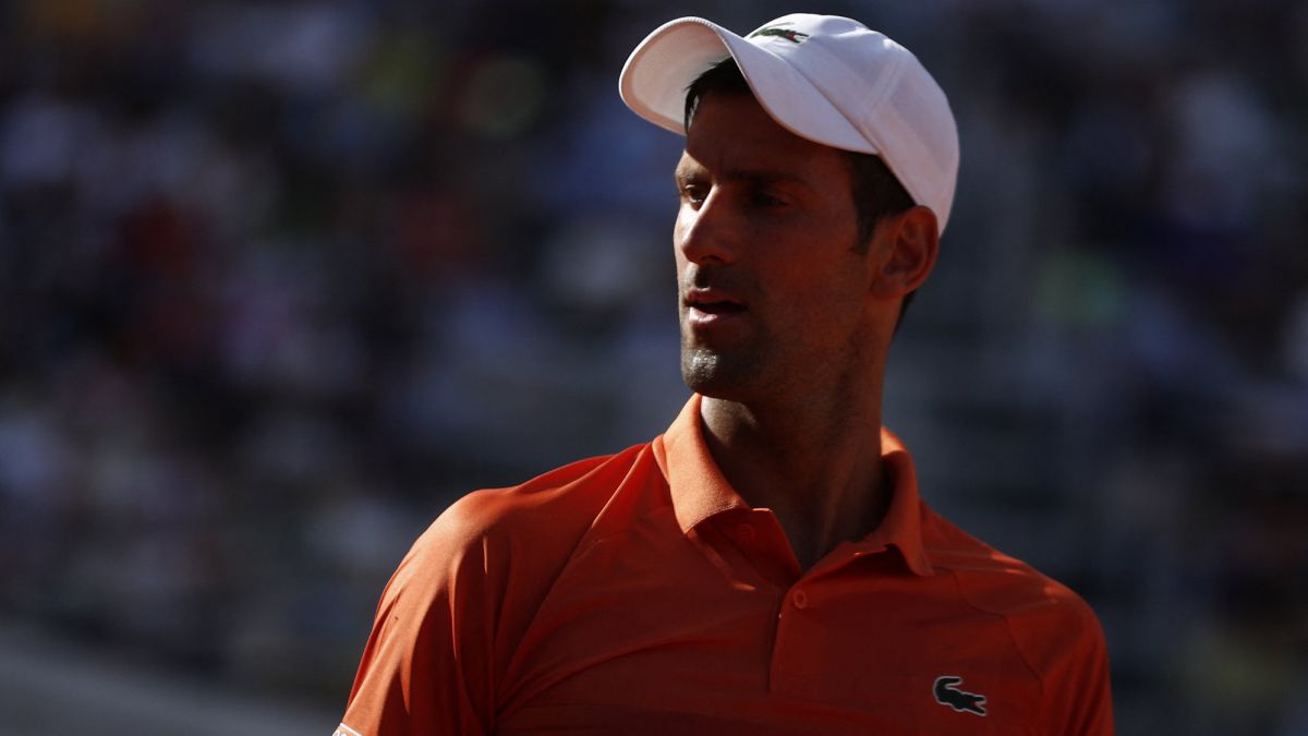 El tenista serbio Novak Djokovic reacciona durante su partido ante Aslan Karatsev en el Masters 1.000 de Roma.