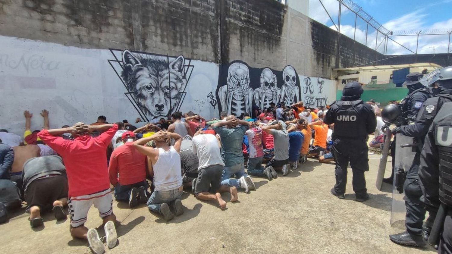 Ecuador: at least 44 detainees dead and more than 100 on the run after clashes between rival gangs in prison
