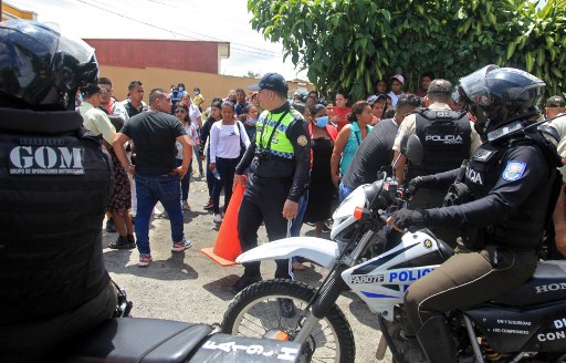 Ecuadorian prison clashes between two groups, 44 prisoners killed
