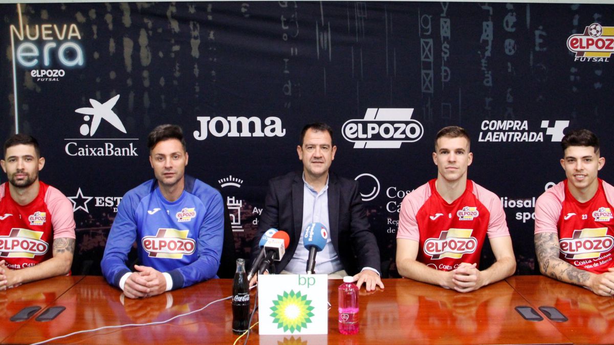 Imagen de los jugadores y la directiva de ElPozo Murcia durante una rueda de prensa.