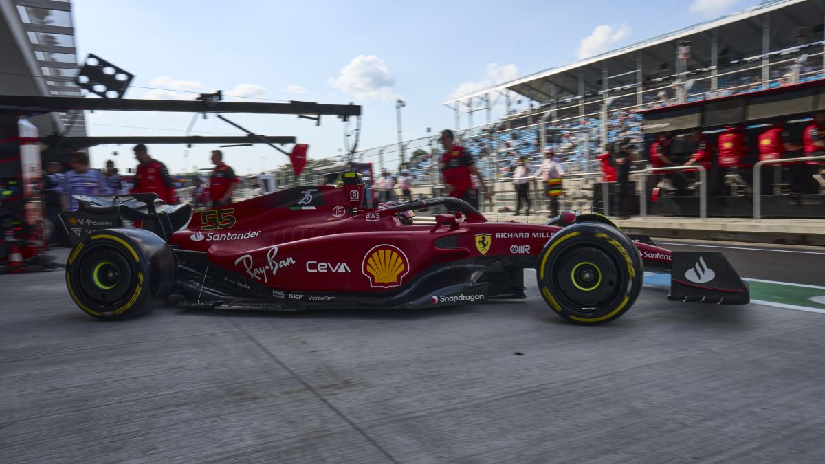 Sainz sale de boxes con el Ferrari en Miami.