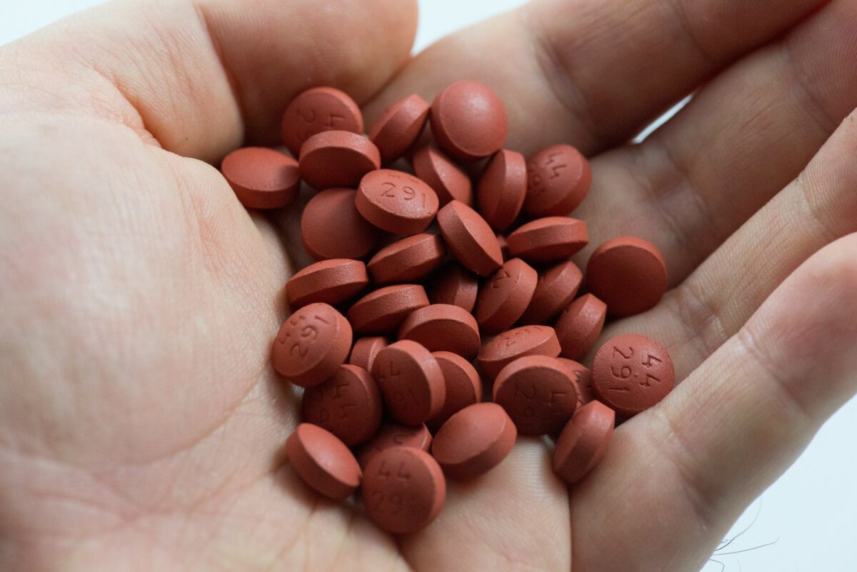Ibuprofen combined with blood pressure drugs causes kidney damage

