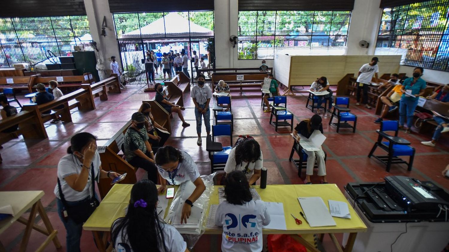 In the Philippines, three security agents killed in the attack on a polling station
