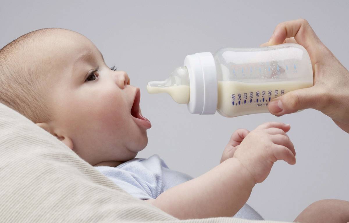 In the United States, a shortage of baby milk turns into a national crisis
