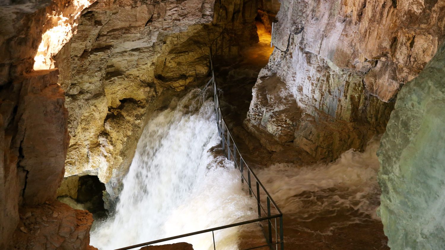 Isère: three adults stranded in a cave, after a sudden rise in water, during a school outing
