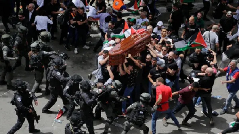 Israeli forces attack Shireen Abu Aqila's funeral
