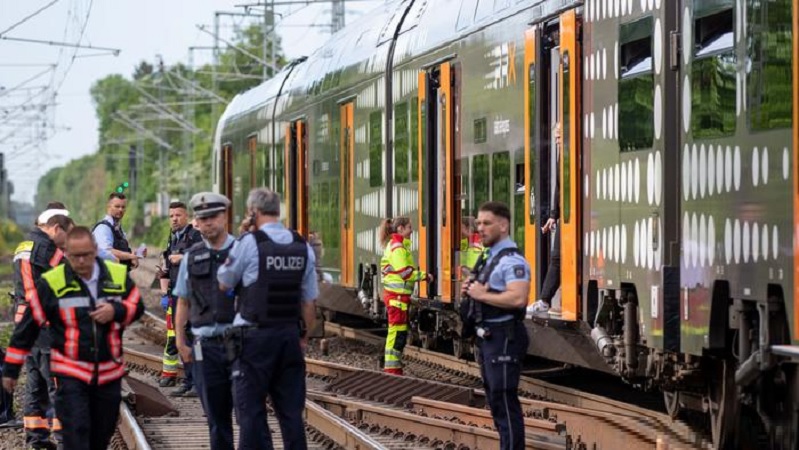 Knife attack in train, 6 injured
