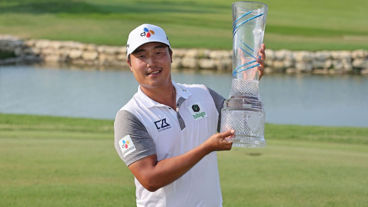 El golfista surcoreano K.H. Lee posa con el título de campeón del AT&T Byron Nelson en el TPC Craig Ranch de McKinney, Texas.