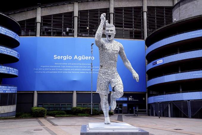 Manchester City unveils a statue of Agüero, its top scorer


