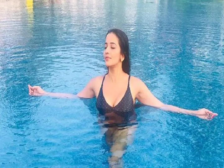 Monalisa video: Monalisa was seen flaunting herself by the pool, she said in the caption - I love it..

