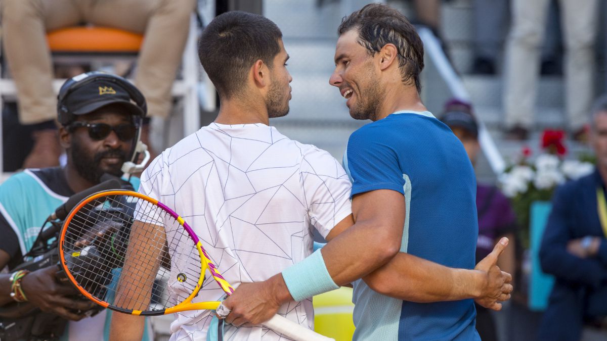 El tenista español Rafa Nadal felicita a Carlos Alcaraz tras su victoria en su partido de cuartos de final del Mutua Madrid Open.