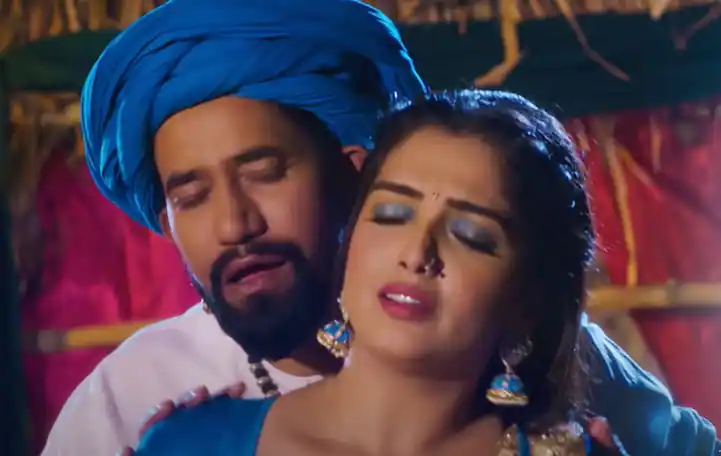 Nirhua and Amrapali Dubey's romance in Bhojpuri's song 'Girada Parda', watch video

