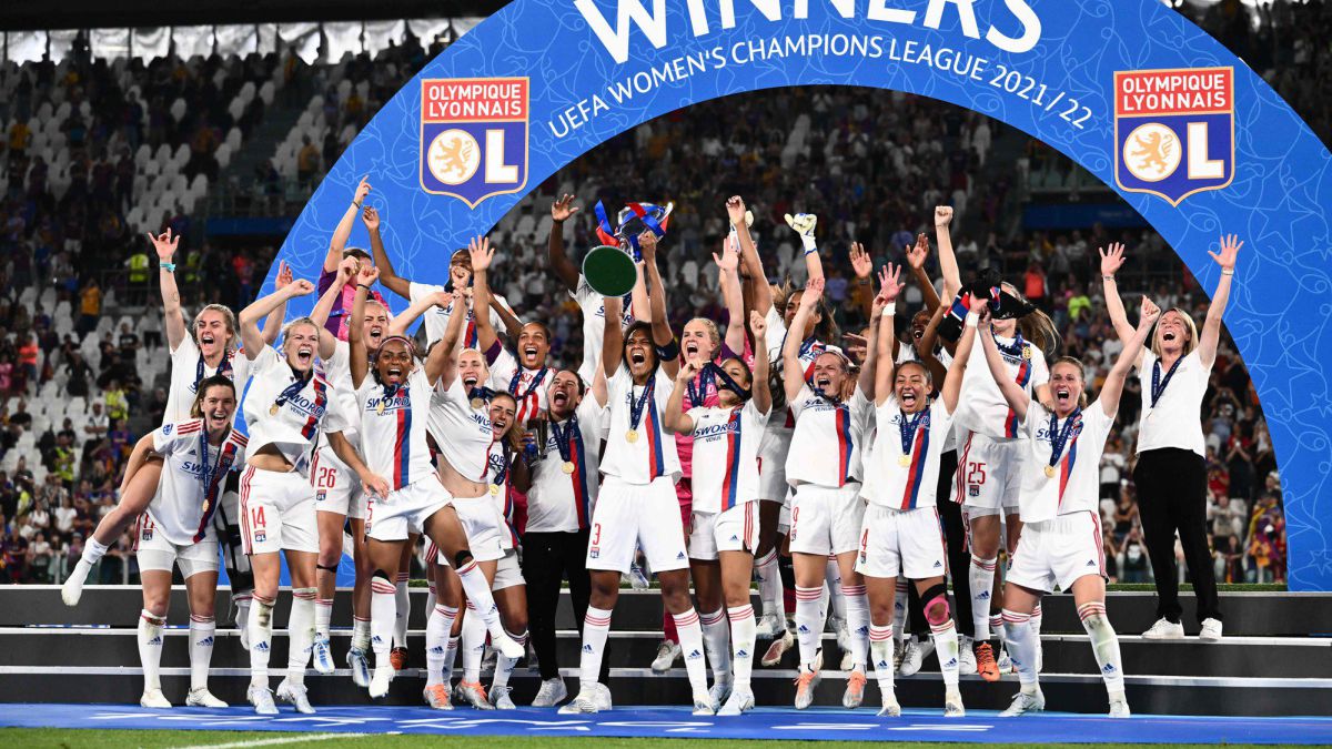 Las jugadoras del Lyon alzan el título de campeonas de Europa.