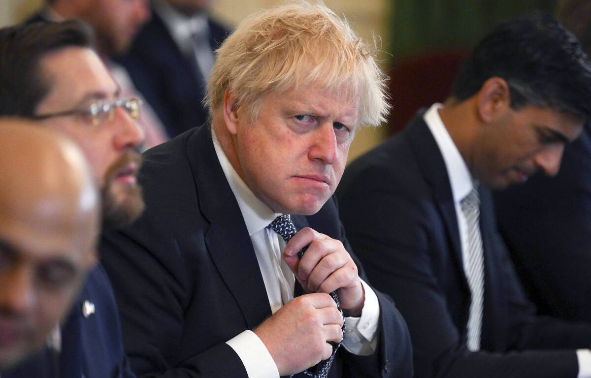 Photos of BoJo clinking glasses during confinement revive criticism
