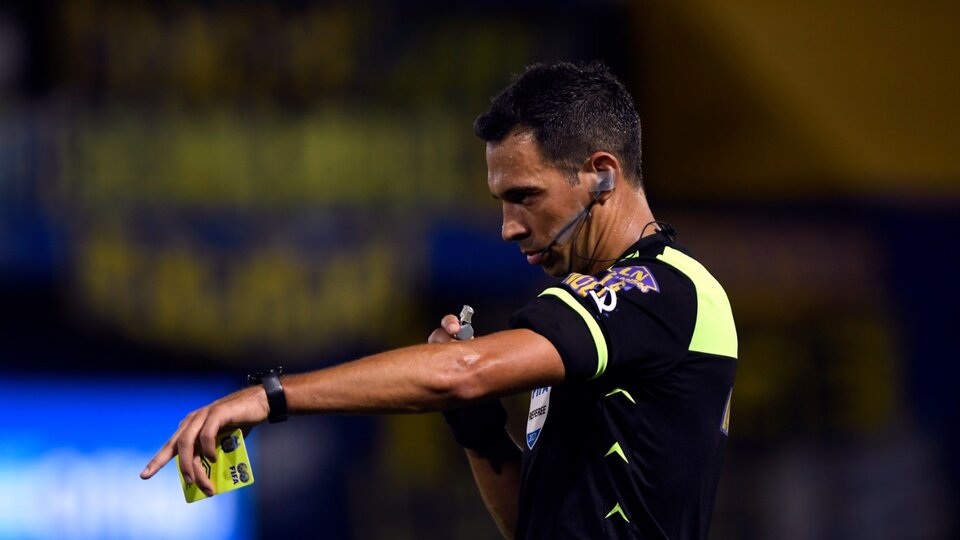 Professional League Cup: Who are the referees for the semi-finals?

