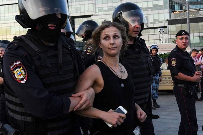 La líder de Pussy Riot escapa de Rusia "para evitar represión" de Putin