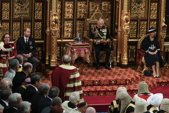 La reina Isabel II delega apertura del Parlamento a Carlos