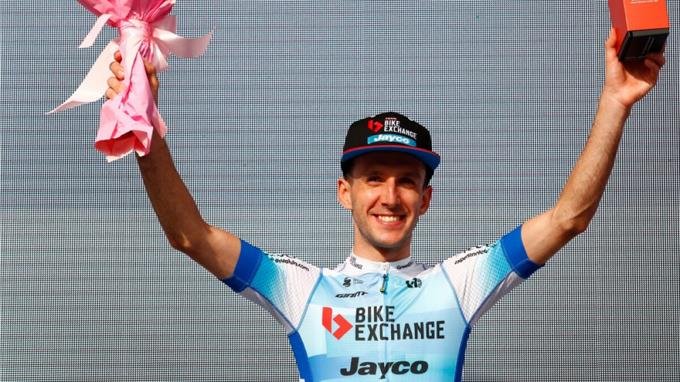 Simon Yates wins the time trial, Van der Poel resists as Giro leader

